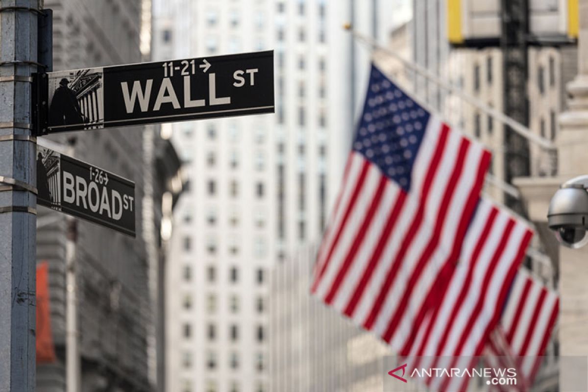 Wall Street jatuh di tengah pidato Powell dan data ekonomi suram