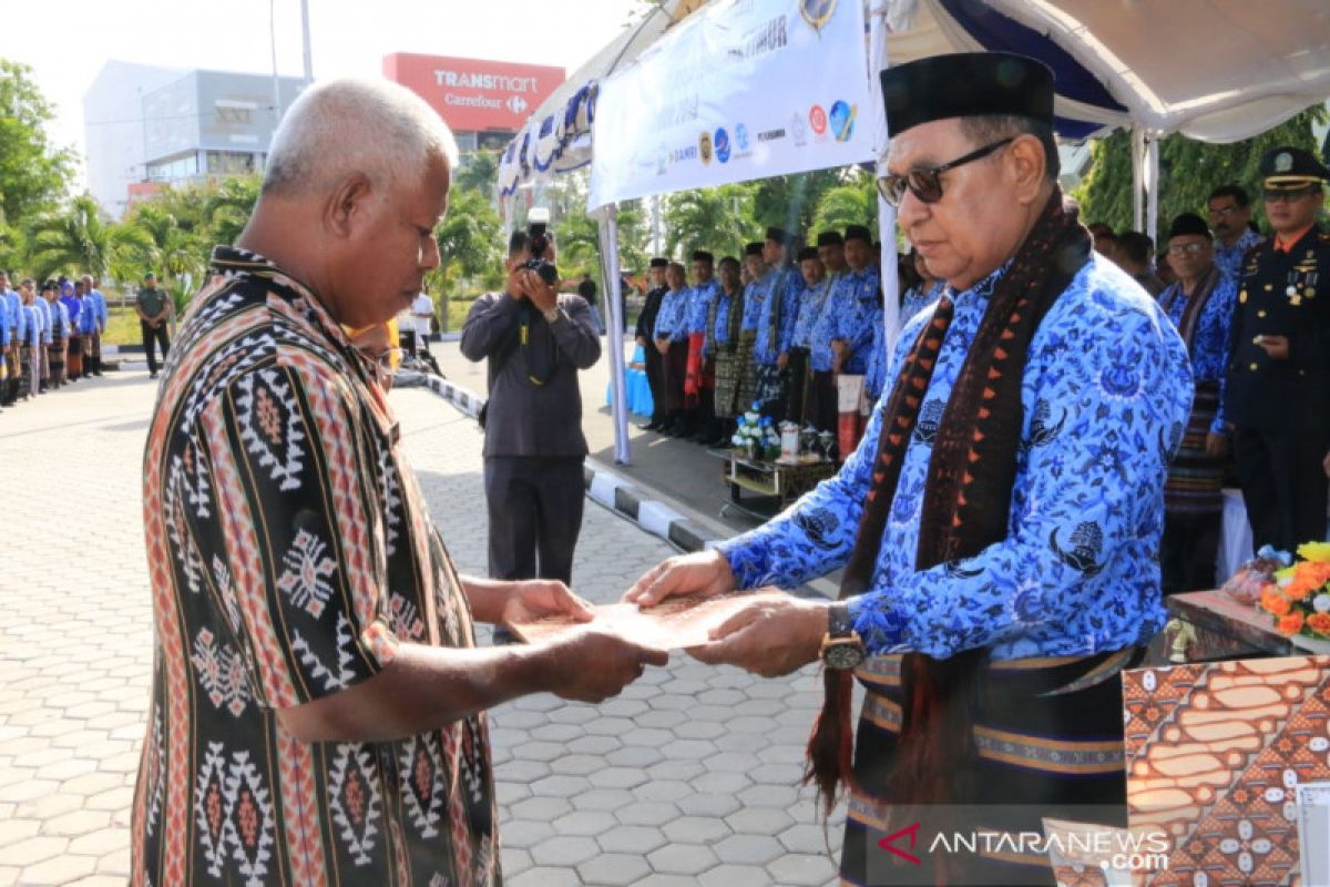 Masyarakat NTT didorong pakai tenun ikat