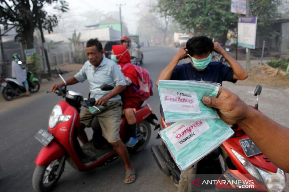 Bagi-bagi masker akibat asap