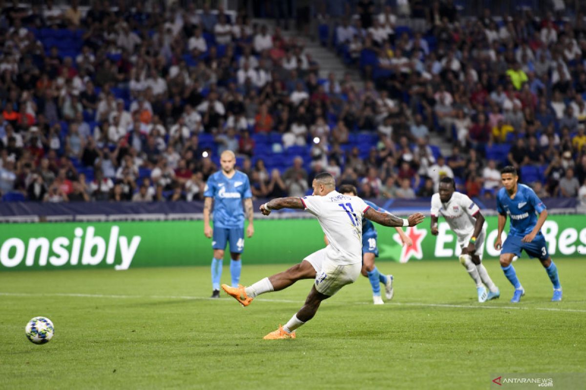 Eksekusi penalti Depay cegah Zenit permalukan Lyon