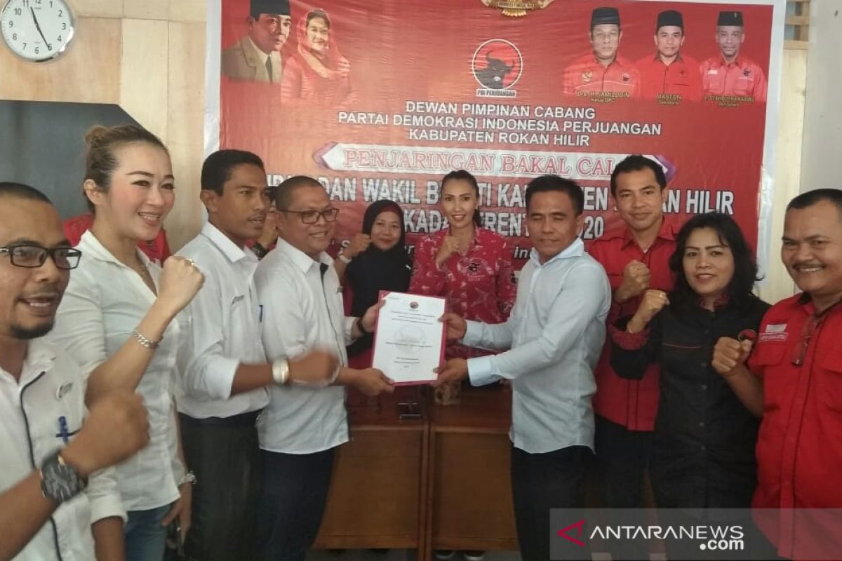 Cutra Andika kembalikan formulir pendaftaran ke PDI Perjuangan