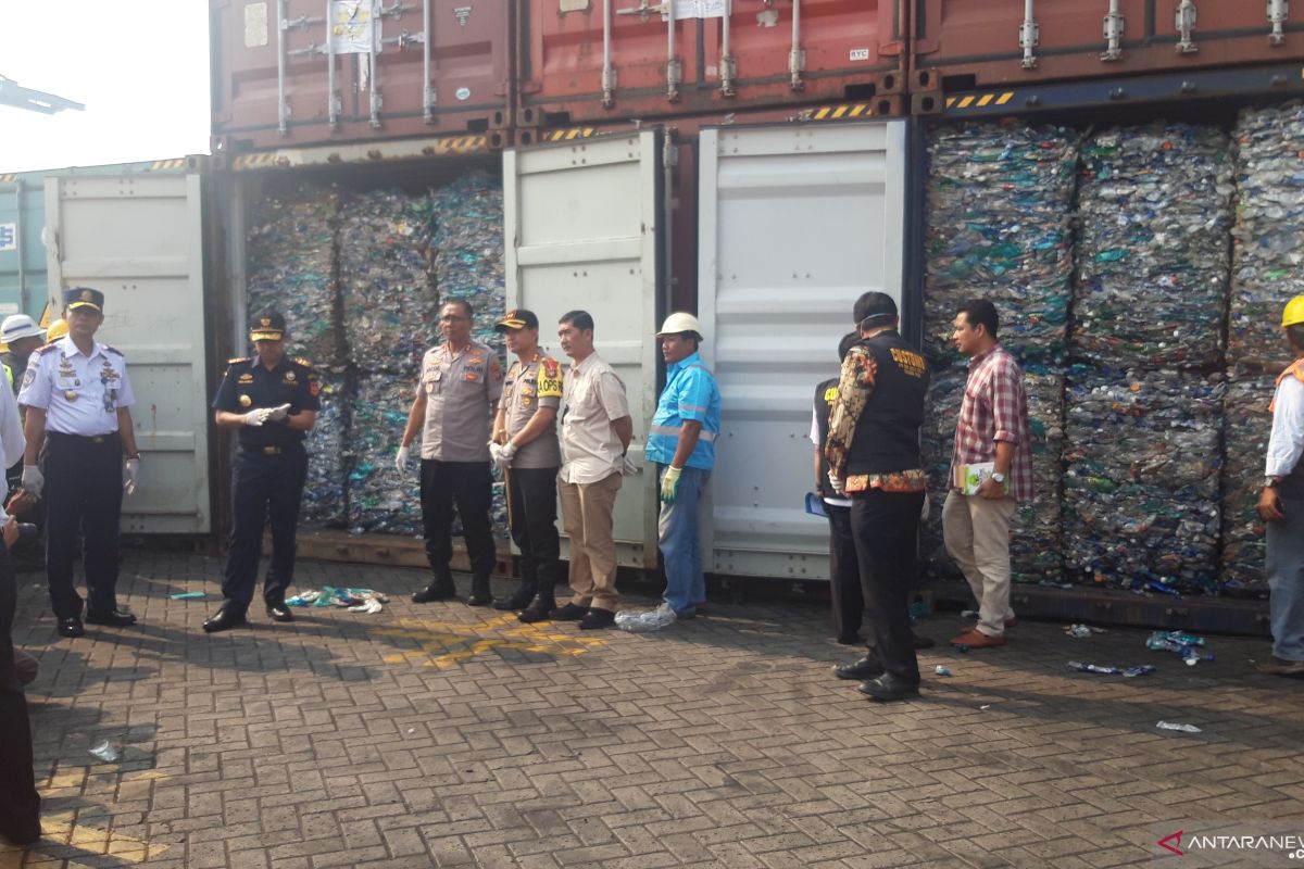 KLHK temukan 318 kontainer plastik mengandung limbah B3