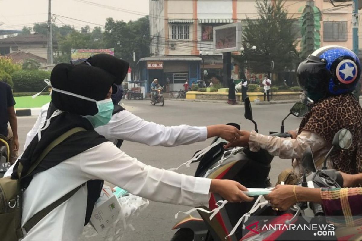 Asap karhutla sampai ke Tanjungbalai, Dinkes bagikan masker