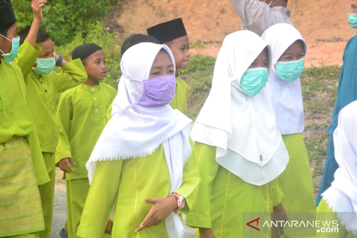 Siswa Tambelan pawai dalam kabut asap