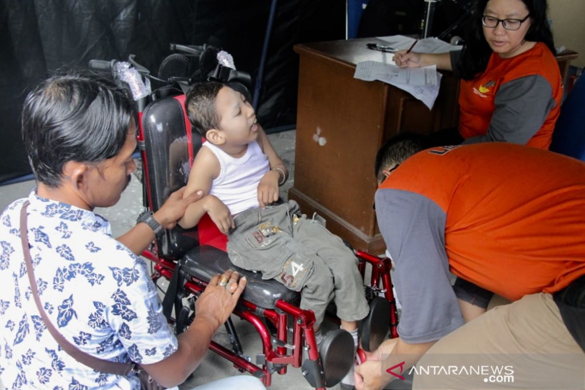 Pemerintah salurkan 100 kursi roda untuk penderita lumpuh otak