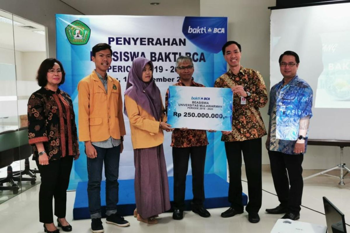 BCA serahkan beasiswa Kepada mahasiswa Unmul