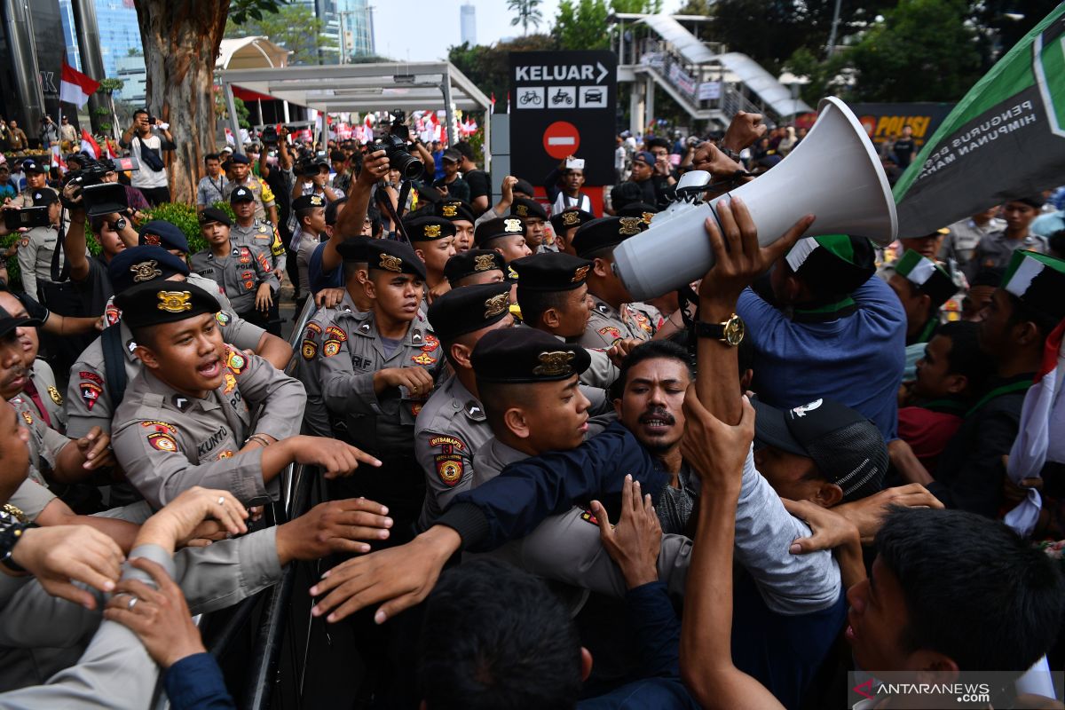 Pengunjuk rasa terlibat bentrok dengan polisi di depan gedung KPK