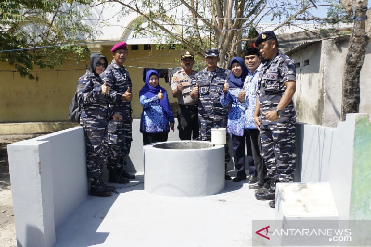 Lantamal VI buatkan sumur bagi warga  Pulau Barrang Lompo