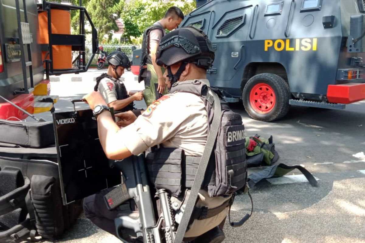 Gegana amankan pipa besi diduga bom dari depan Pendopo Gubernur NTB