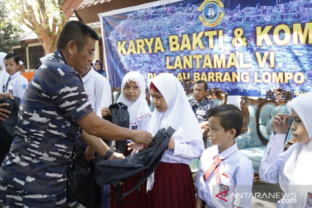 Lantamal VI Makassar berikan bantuan peralatan sekolah  untuk pelajar di pulau