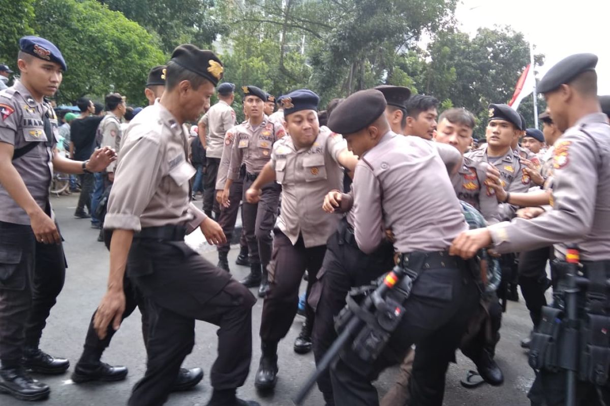 Bentrok, pengunjuk rasa dengan polisi di depan gedung KPK