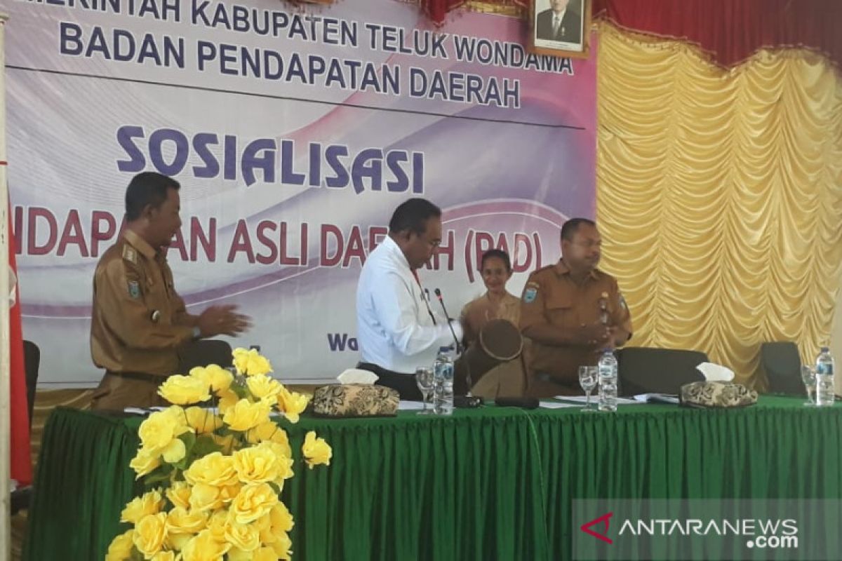 Pelaku usaha di Wondama diingatkan patuh bayar pajak