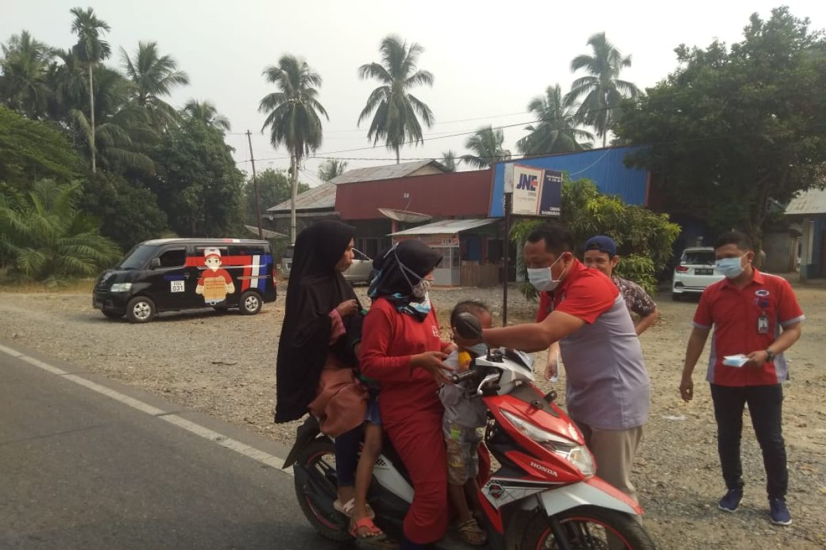 Antisipasi dampak kesehatan, JNE Dharmasraya bagikan masker gratis untuk masyarakat