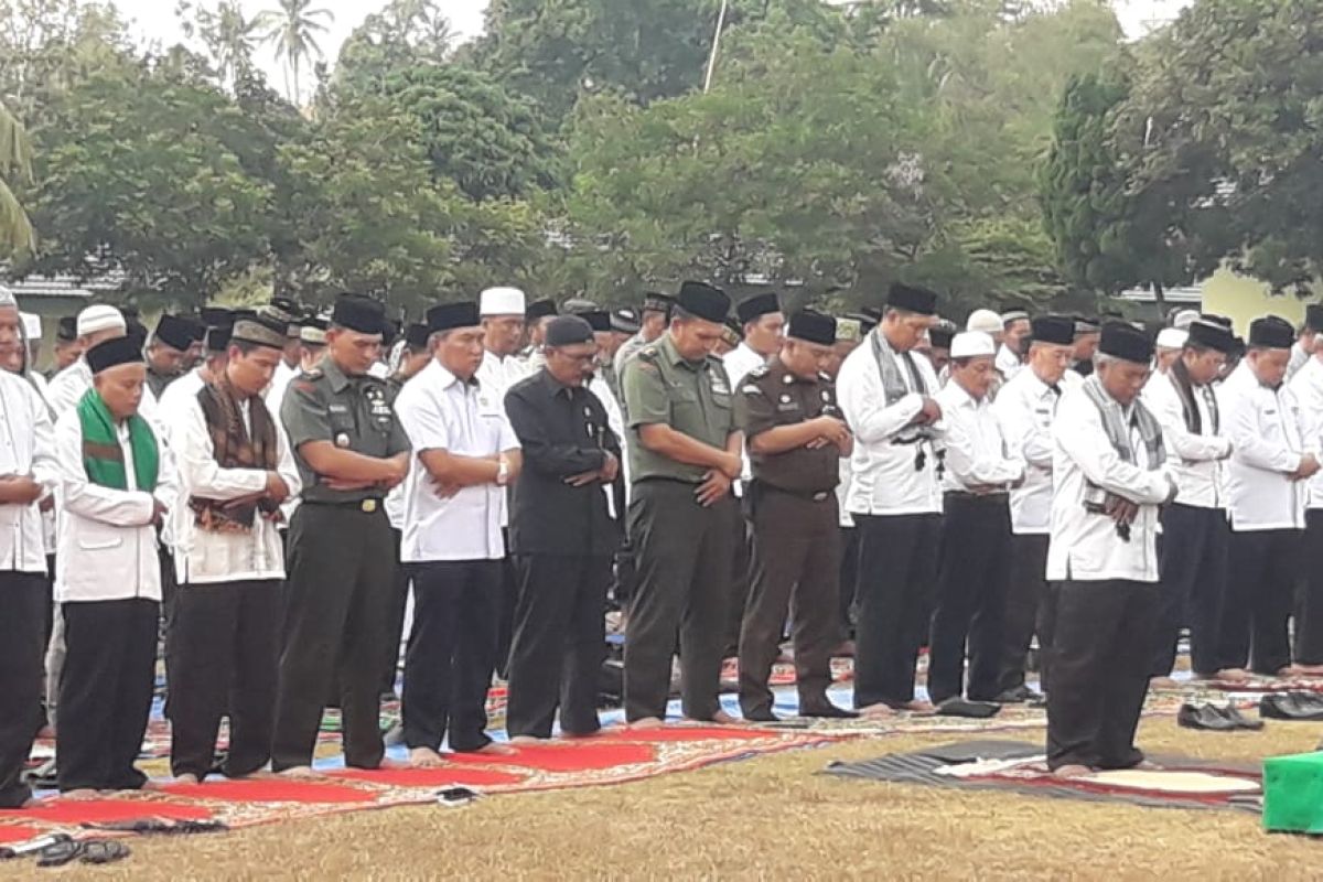 Kodim 0410/KBL bersama warga  shalat minta hujan