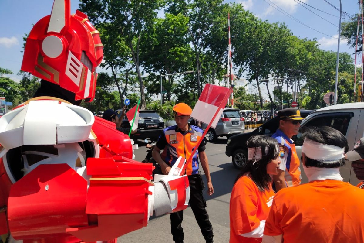 Daop Surabaya tekan kecelakaan di perlintasan KA dengan bantuan manusia robot