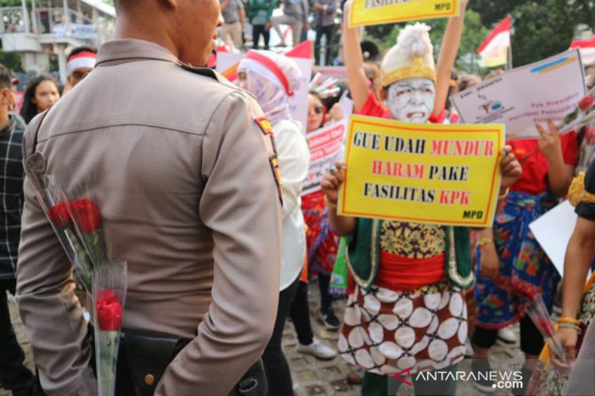 Pengunjuk rasa pendukung KPK bagikan mawar ke polisi