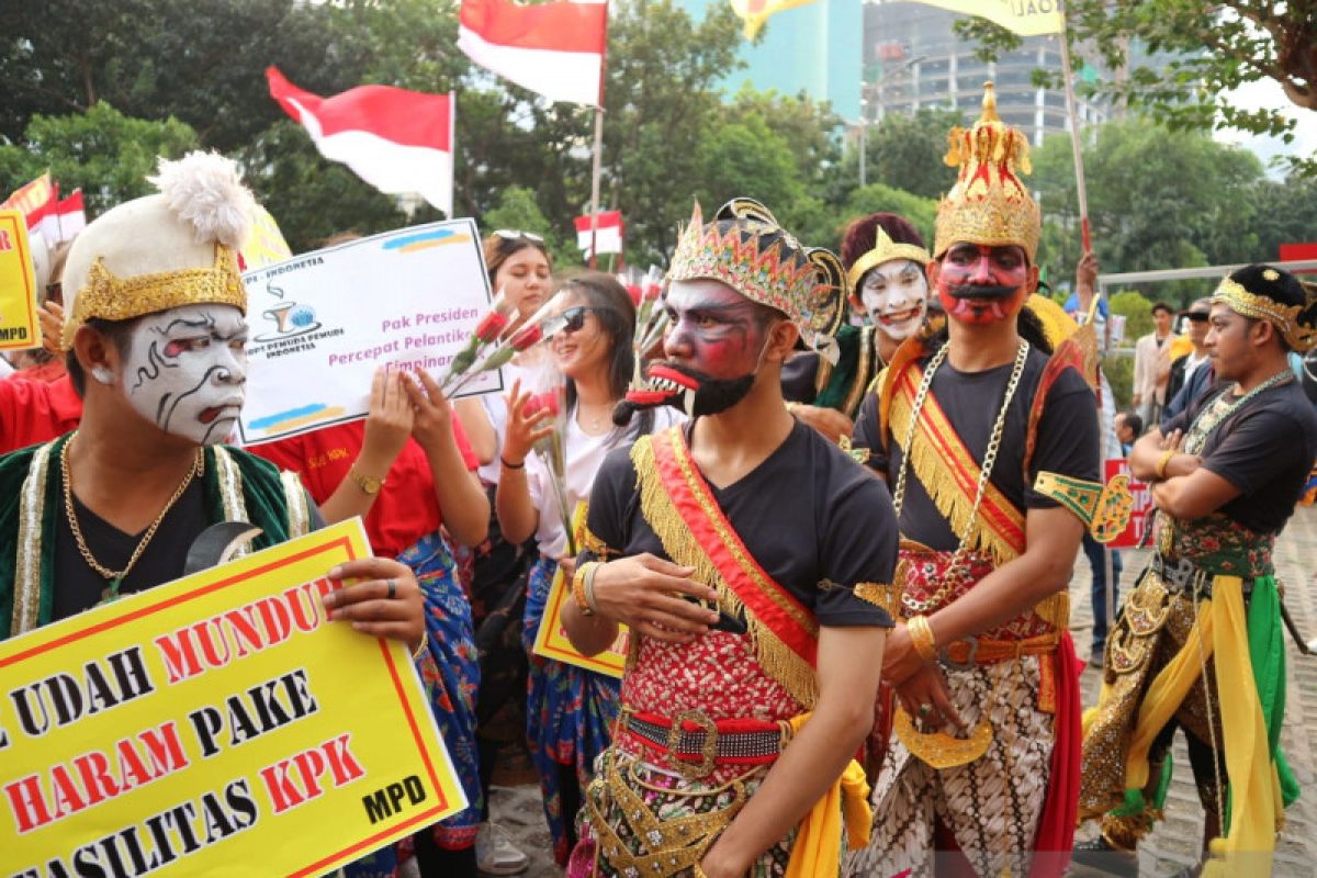 Massa berkostum wayang gelar aksi dukung KPK