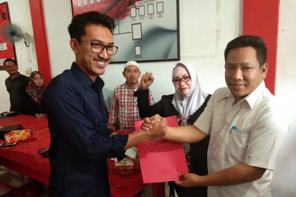 Saidi Mansyur serahkan berkas pencalonan bupati ke PDIP