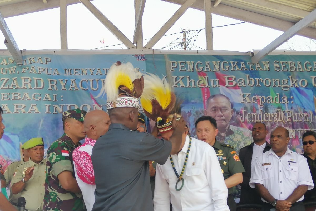 Menhan Ryamizard diangkat sebagai anak adat "Babrongko Umandrow" Papua