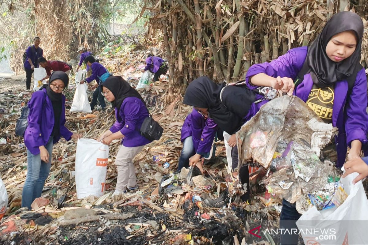 Mahasiswa Unpak Bogor lakukan aksi memungut sampah di Sungai jelang kedatangan Ibu Negara