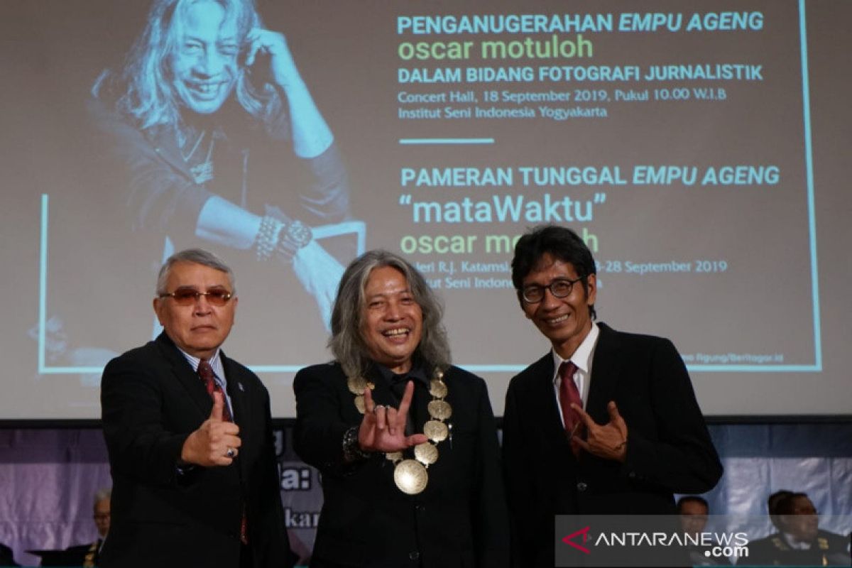 Empu Ageng untuk  maestro foto jurnalistik Indonesia