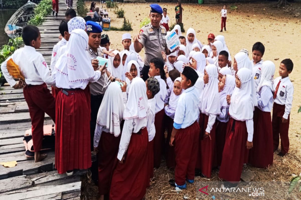 Satpolairud Banjarmasin bagi-bagi masker ke siswa SD