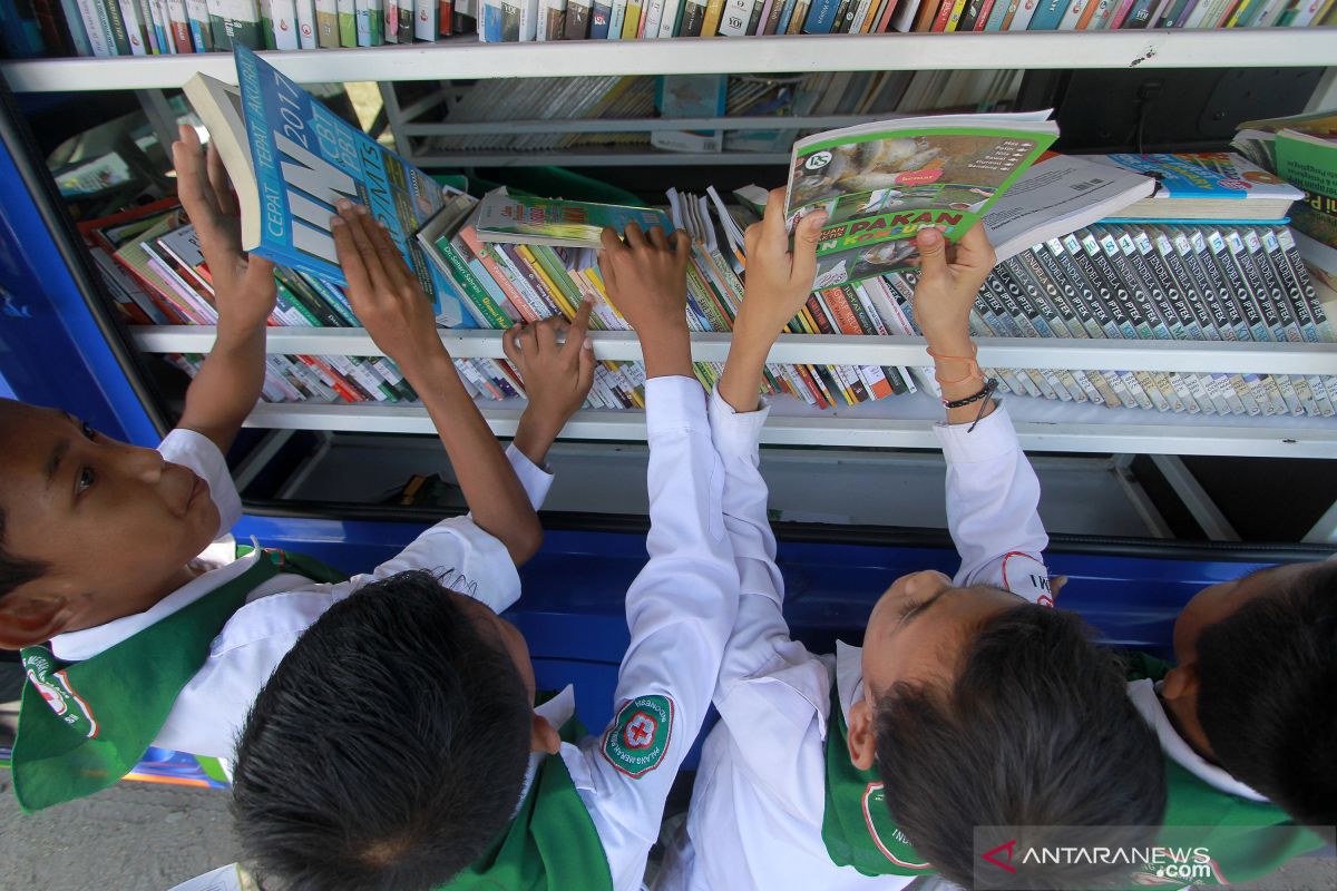 Pos Indonesia distribusikan buku ke sekolah-sekolah di daerah 3T