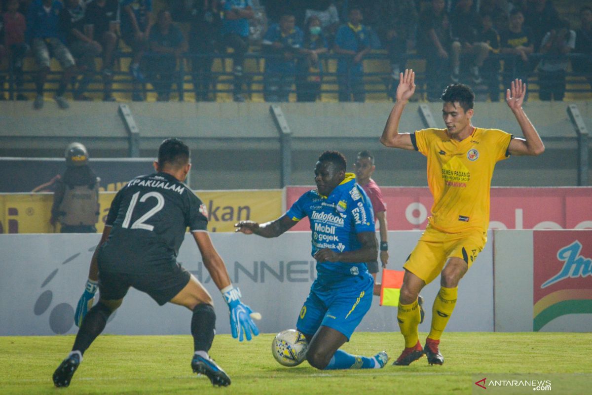 Pelatih Persib sebut Eze gagal penalti sebab protes lawan buyarkan fokus