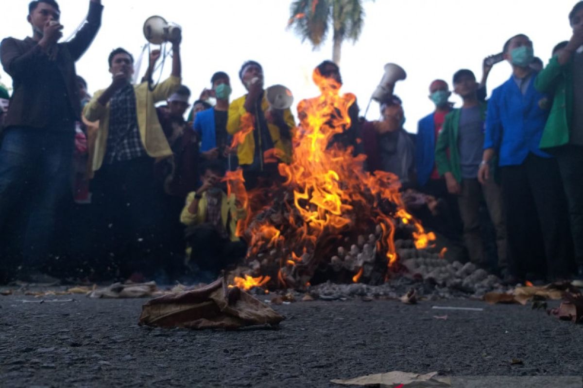 Mahasiswa bakar ban tuntut Gubernur selesaikan Karhutla