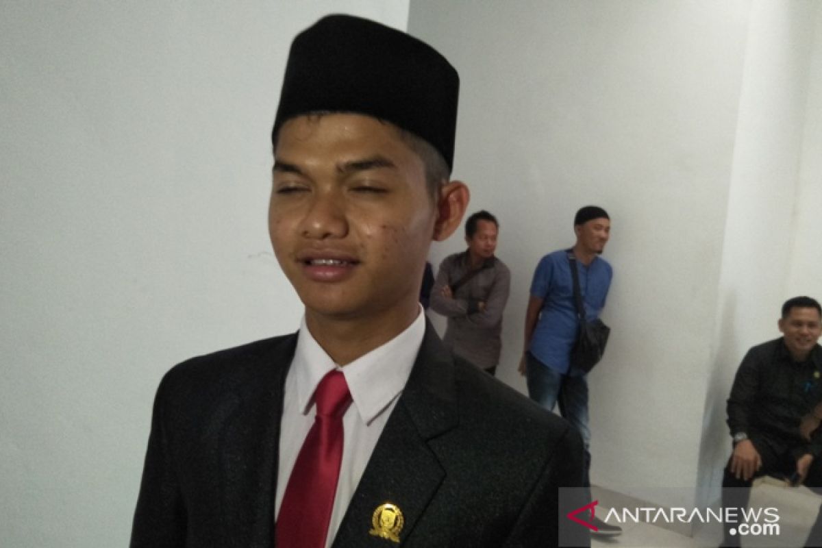 Wakil Ketua DPRD Basel minta maaf pakai sepatu sport saat Sidang Paripurna