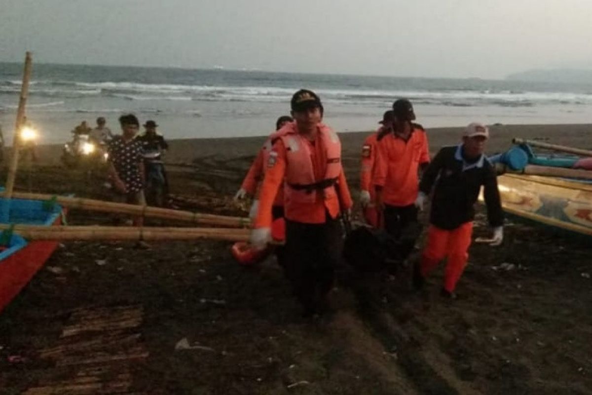 Satu korban perahu terbalik di Pantai Lengkong ditemukan meninggal