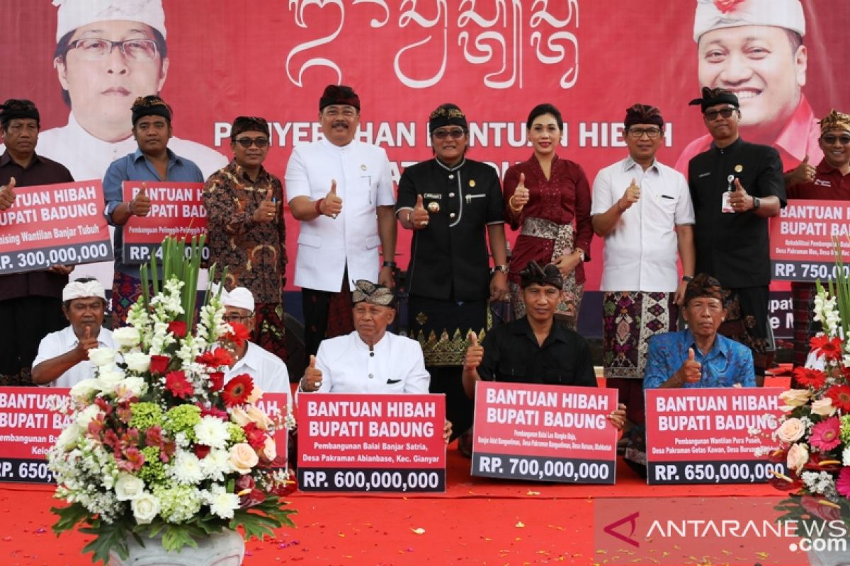 Pemkab Badung serahkan dana hibah untuk Kabupaten Gianyar