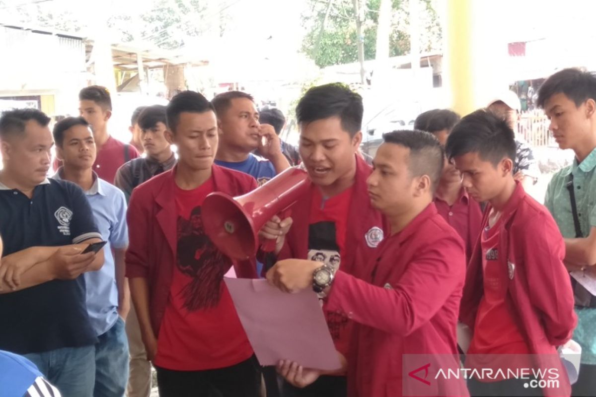 Mahasiswa STIE Pembnas Nias pertanyakan legalitas kampus