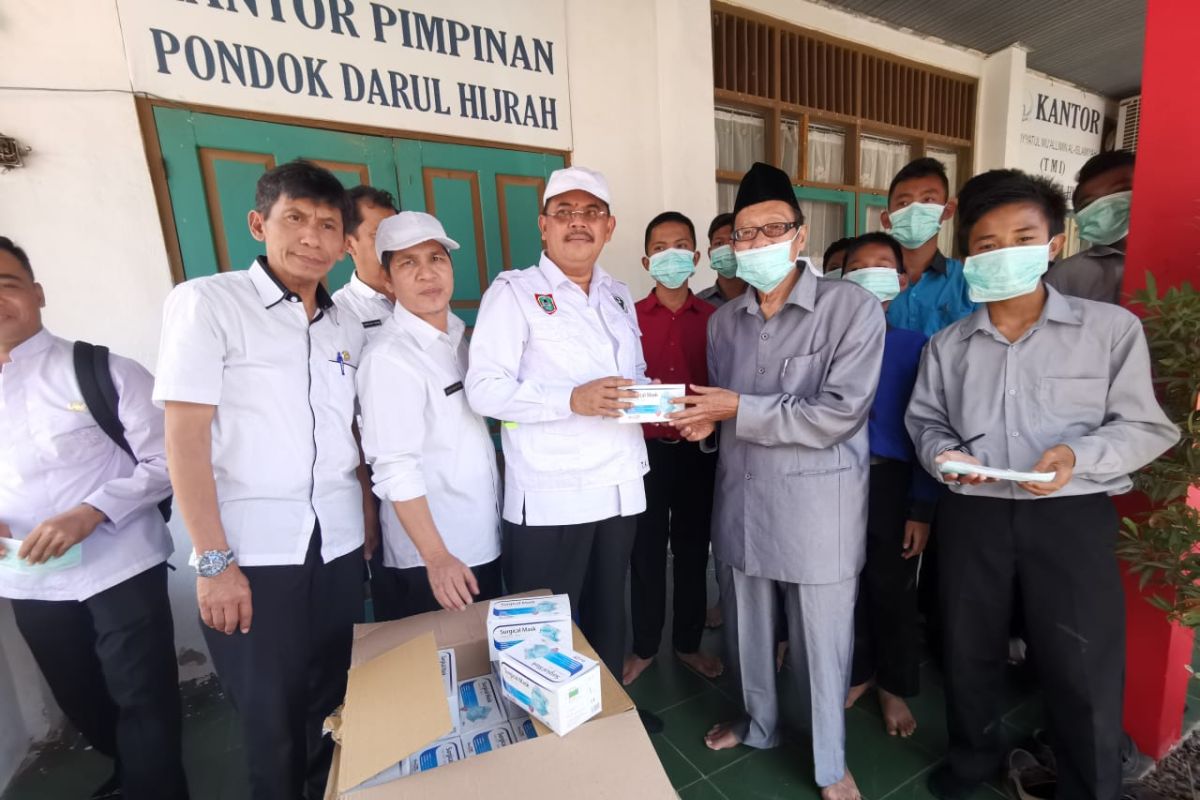 Dinkes bagikan ribuan masker ke pondok pesantren