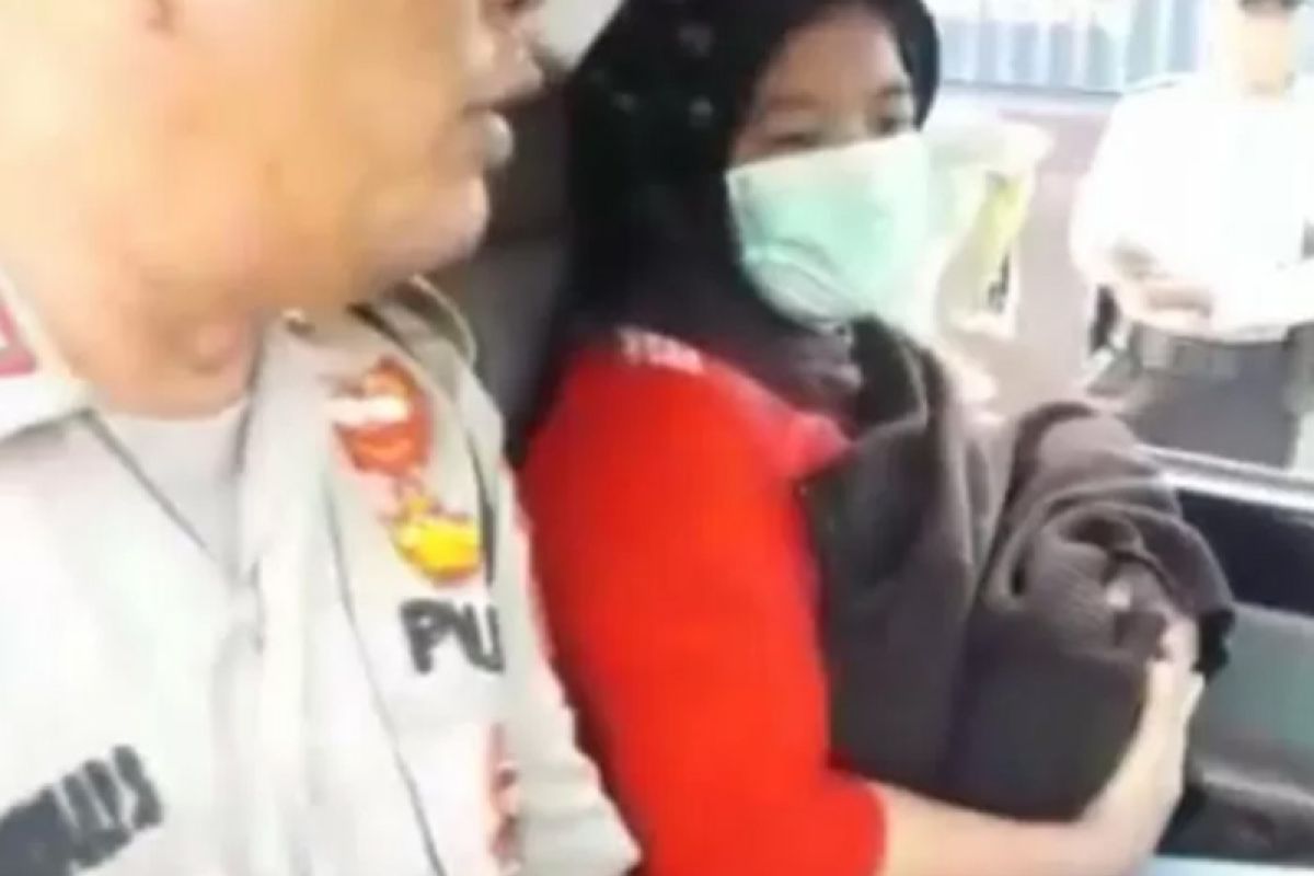 Seorang nenek harus jalan kaki sambil gendong jenazah cucunya