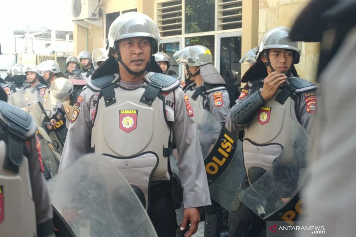 Aksi ribuan massa Nahdlatul Wathan di kantor Kemenkumham NTB dijaga ketat polisi