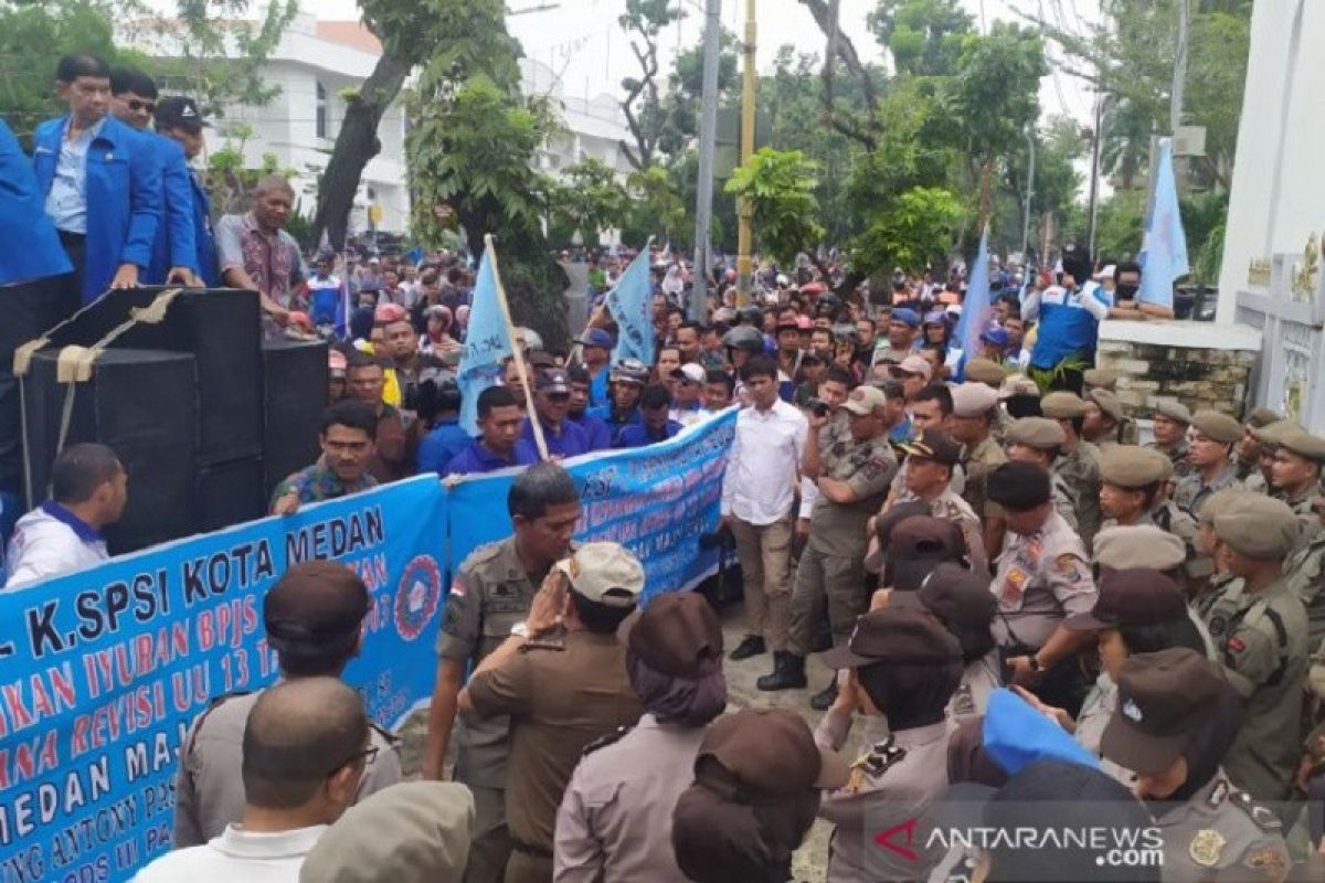 Aksi unjuk rasa ribuan buruh di Medan tolak kenaikan iuran BPJS