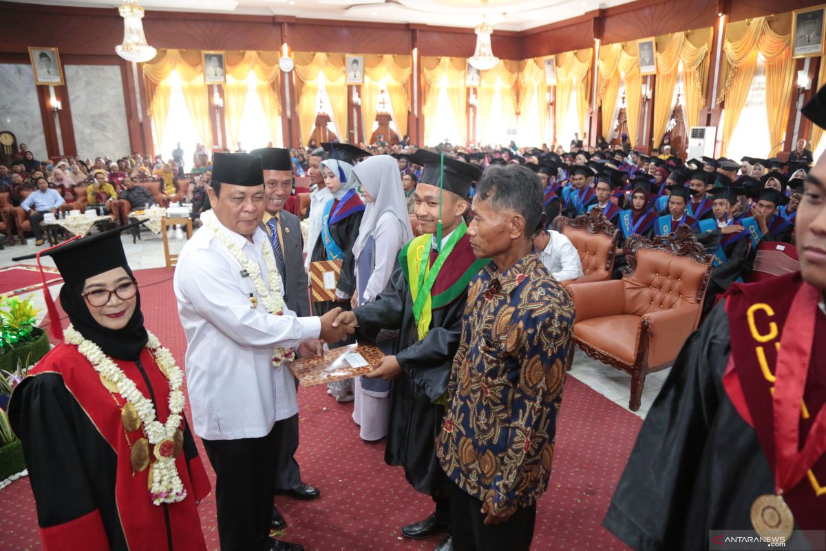 Tanah Laut Polytechnic graduates 229 students