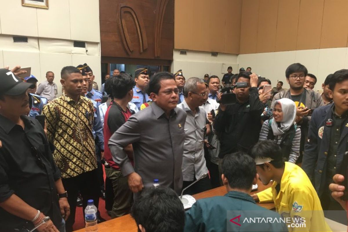 Mediasi gagal, mahasiswa putuskan bermalam di depan gedung DPR RI