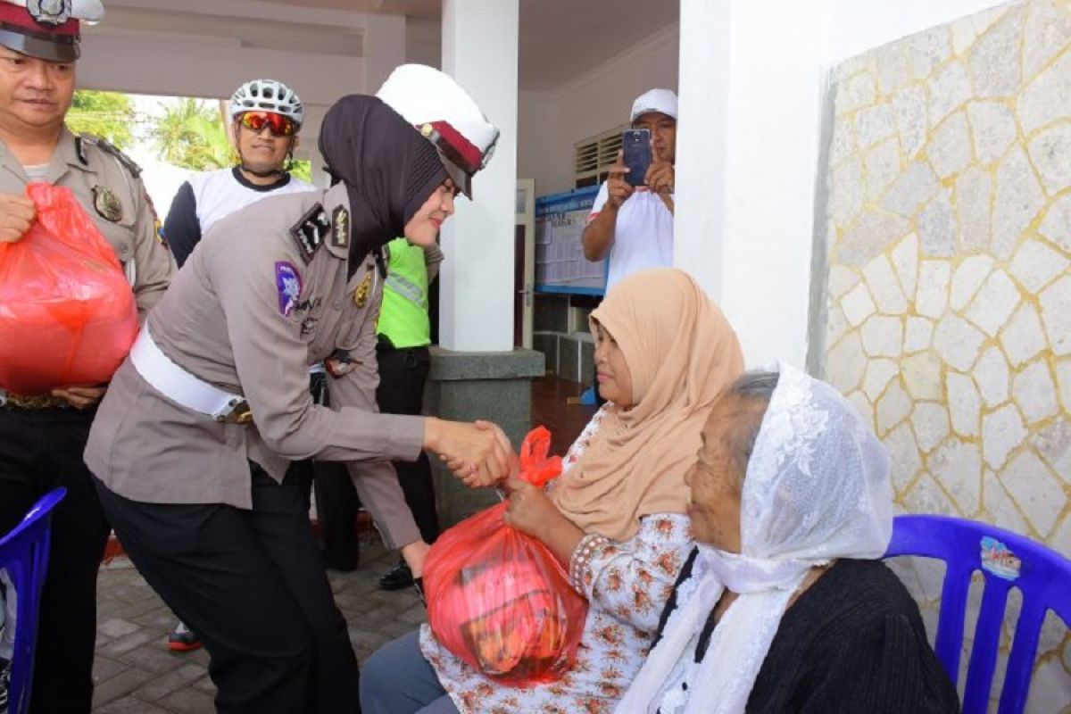 Polres Blitar bagikan bahan pokok untuk warga kurang mampu