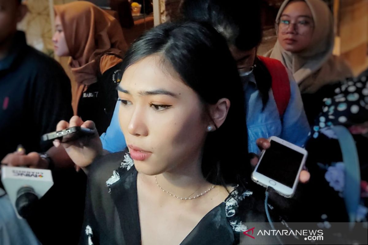 Isyana Sarasvati senang bermain makeup di mata dan bibir