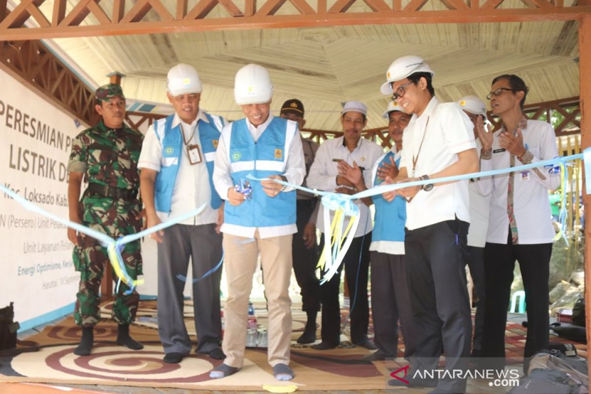 Sekda HSS resmikan pengoperasian listrik Desa Haratai Loksado