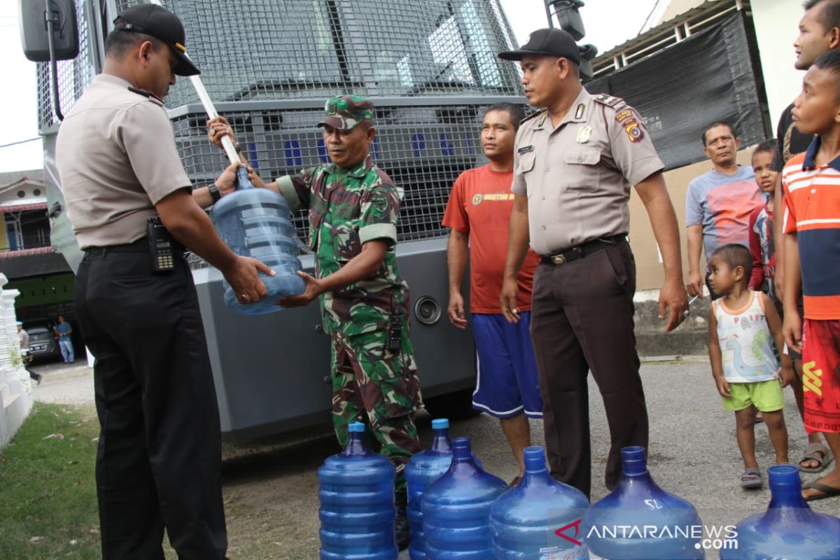 Polisi distribusi air bersih untuk masyarakat dilanda kekeringan