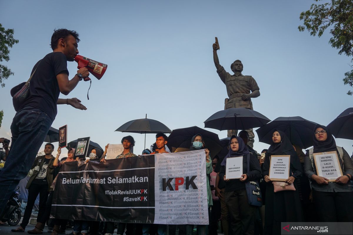 Demontrasi mahasiswa tolak pelemahan KPK ricuh