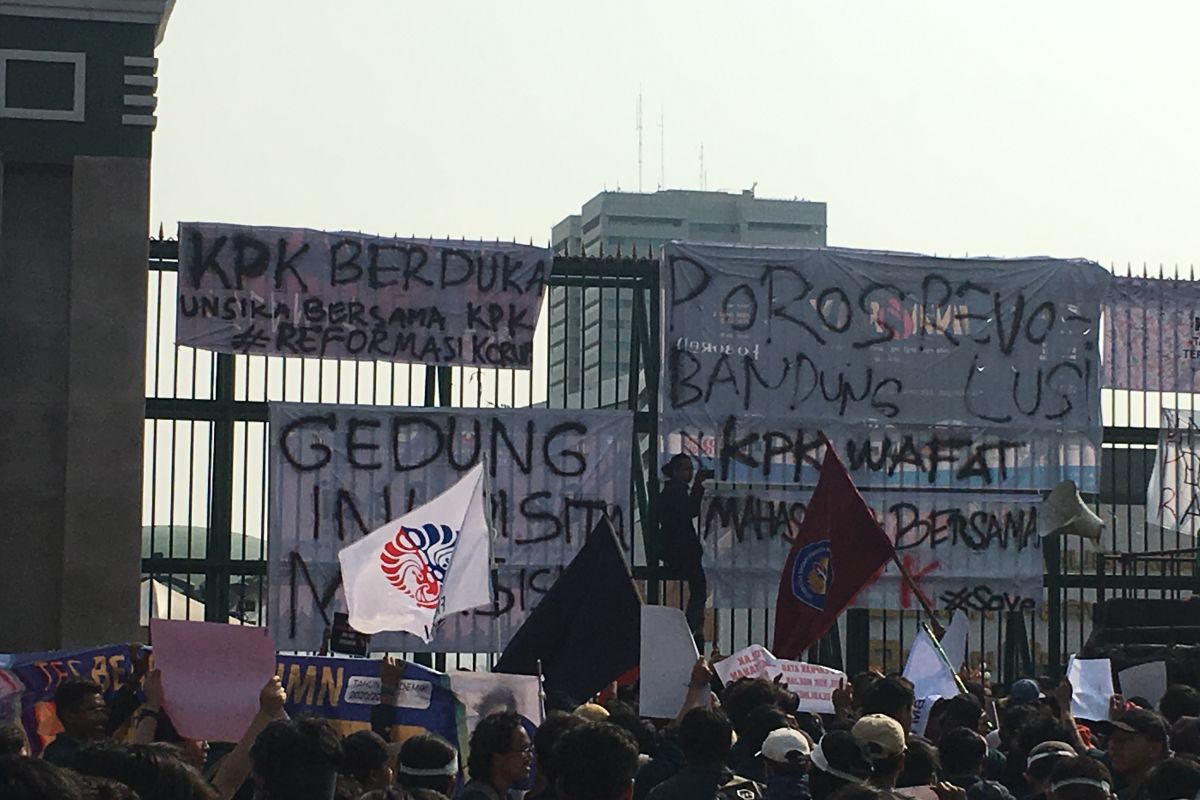 Massa demo memadati Jalan Gatot Subroto, tolak RKUHP dan pelemahan terhadap KPK