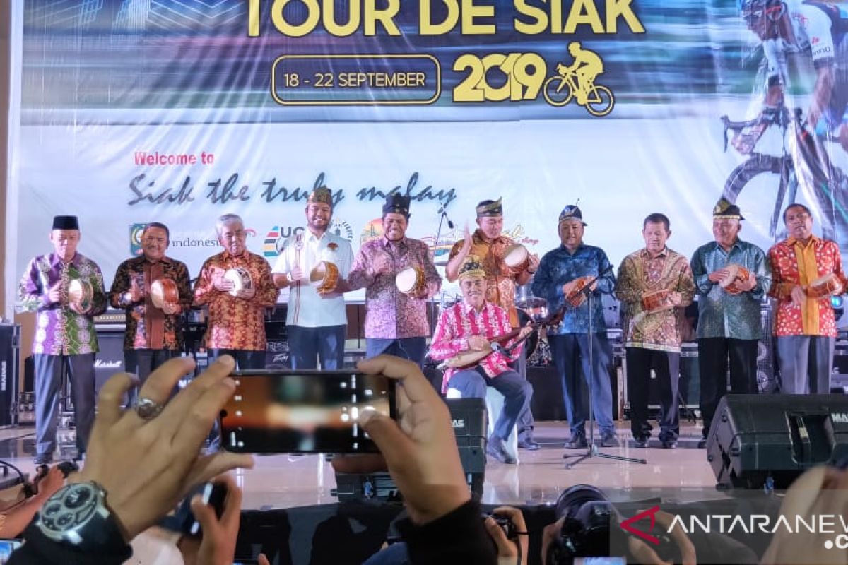 Tour de Siak - Dibuka Gubri dan dihibur Andra and the Backbone