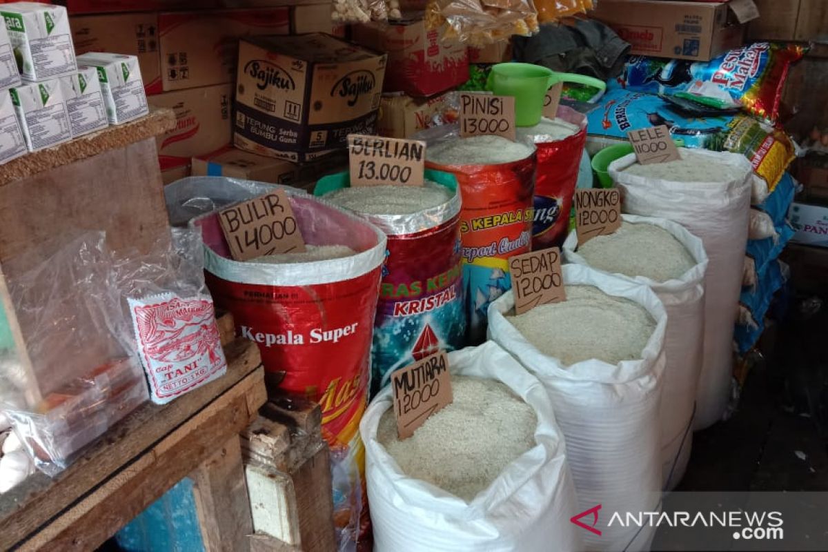 Harga beras antarpulau di pasar tradisional Ambon stabil