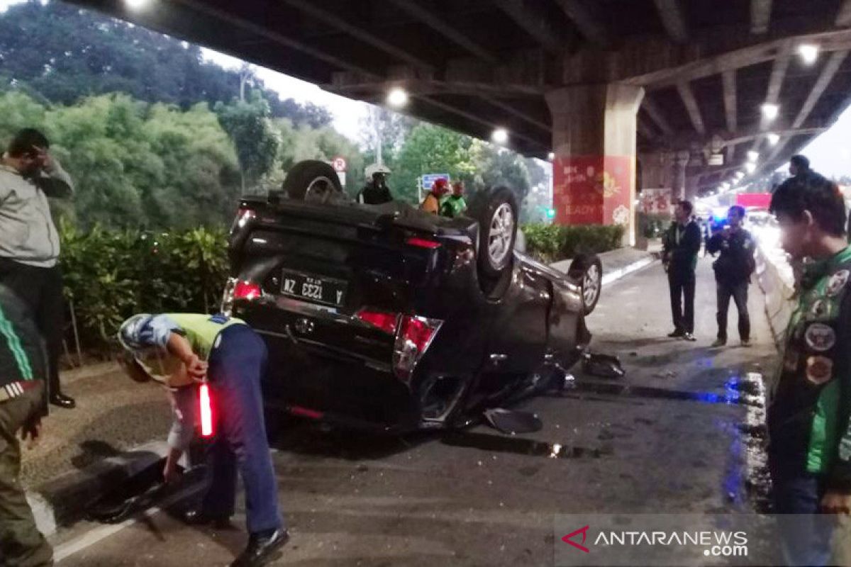 Polisi nyatakan pengemudi mobil terguling di Rawamangun selamat