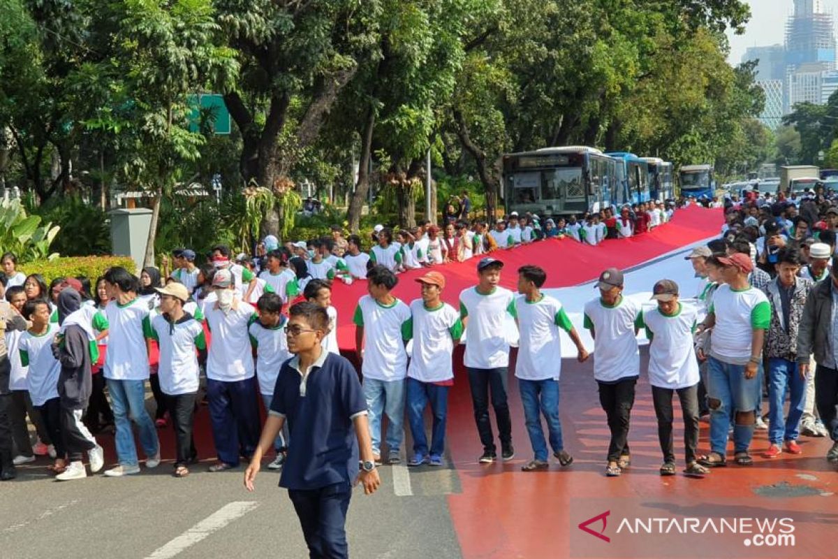 Bentangkan Merah Putih, massa dukung Jokowi lantik pimpinan baru KPK