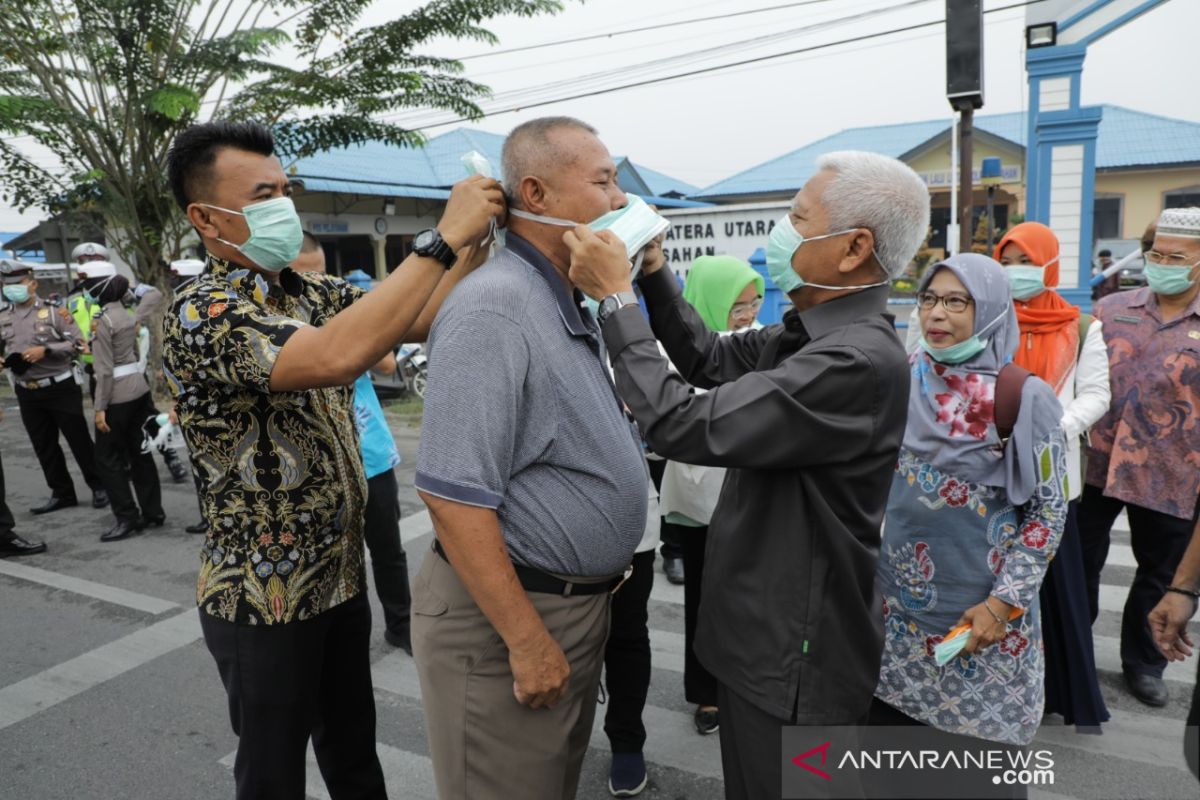 Plt Bupati Asahan bagikan masker  kepada penguna jalan